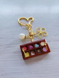 レジンキーホルダー　チャーム　チョコレートボックス　ハンドメイド