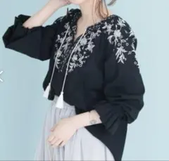 【お値下げ中】アーバンリサーチ フラワー刺繍ブラウスのサムネイル