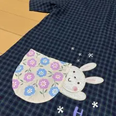 ウサギと花柄のポケット付きエプロン