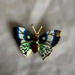 蝶のデザイン ブローチ