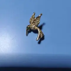 ハチドリデザインの金色ブローチ
