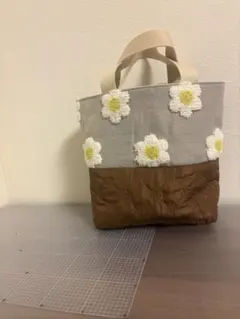 花柄刺繍付きトートバッグ　ハンドメイド