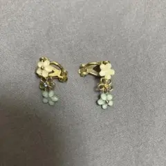 花モチーフ ゴールド 水色 イヤリング