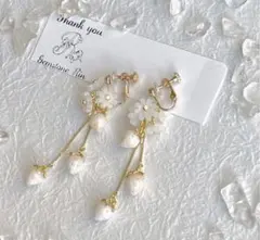 いちご　花　イヤリング　ホワイト　白　パール　大ぶり　ハンドメイド