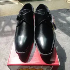 黒のストラップ付きビジネスシューズ