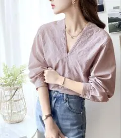 レトロな刺繍が古着感をプラス。綿100%、切り替えエンブロイダリーブラウスのサムネイル