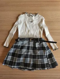 ホワイトフリルトップスとチェックスカートセット