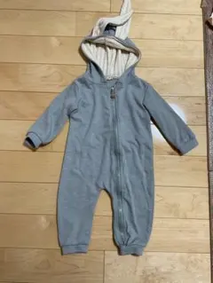 ウサギ耳付きグレーロンパース
