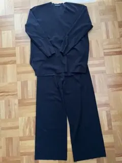 黒のVネックセットアップ