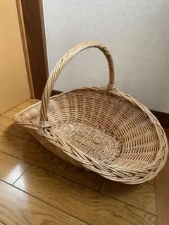 籐製のハンドル付きオープンバスケット
