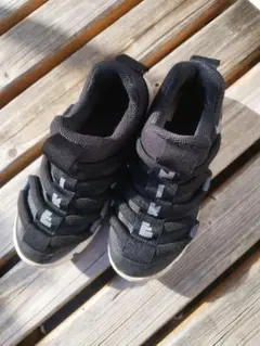 ナイキ　ダイナモフリー　スニーカー