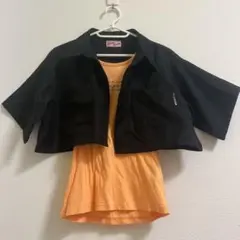 黒のクロップドシャツとオレンジTシャツセット