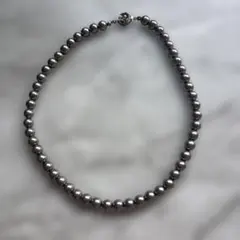 グレー パール風ネックレス バラの留め具