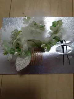 髪飾り　白と黄緑と羽　2本セット