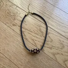 赤いビーズと金色の花のチョーカー