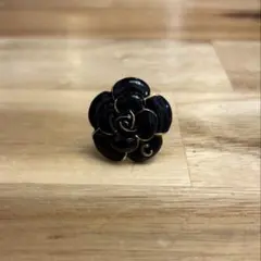 黒　カメリア　デザインリング　フリーサイズリング