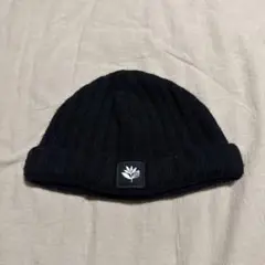 マジェンタ　ビーニー　ブラック