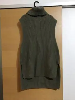 ユニクロ　袖なしニット　カーキ　Lサイズ　送料込み