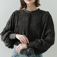 SENSE OF PLACE ショルダータックシャーリングトップのサムネイル