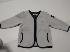 グレーのジッパー付きカーディガン