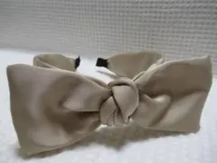 ワイヤー入りのリボン付き　サテン生地カチューシャ　ベージュ系