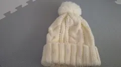 アイボリー ケーブル編み ニット帽 ポンポン付き