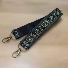 インド刺繍リボン　花　ハンドストラップ 緑　黒　ゴールド　金　グリーン　ブラック