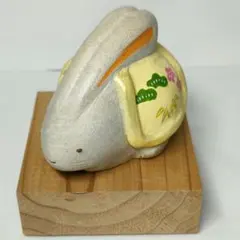 うさぎ　置物 陶器　木製台座付き