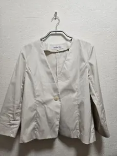 ノーカラーベージュジャケット