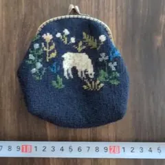 ハンドメイド　花と羊の刺繍 コインケース ネイビー　がま口