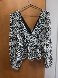 H&M Vネック長袖ブラウス 白黒