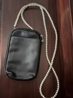 黒いスマホショルダーバッグ パールストラップ付き