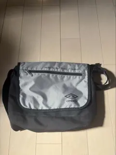 umbro メッセンジャーバッグ ブラックのサムネイル