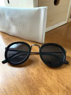 ラウンド型ブラックサングラス ケース付き