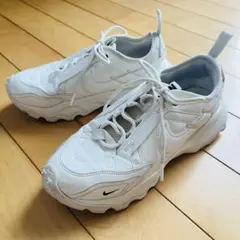 値下げ 中古 NIKE ホワイト スニーカー 24.5 ナイキ 白のサムネイル