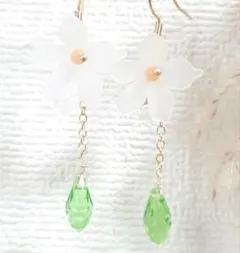 ペリドットのカットガラスとお花のゆらゆらピアス　春ピアス