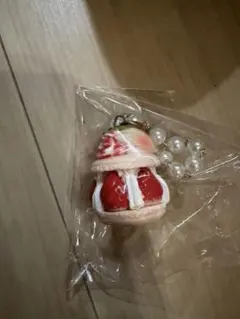 いちごのマカロン フェイクスイーツ キーホルダー ハンドメイド - メルカリ