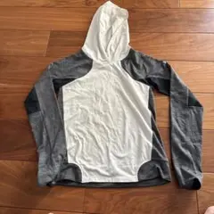 Under Armour フード付きトップス SM ピッタリ着るとスタイル映え