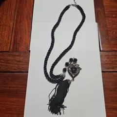 黒のタッセル付きハート型ネックレスロング　ゴージャス