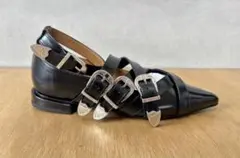 TOGA PULLA メタルバックル パンプス ブラックのサムネイル