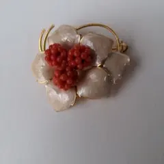 花形ブローチ 赤いサンゴ風　装飾付き