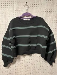 黒とグリーンのストライプ クロップドニットセーター