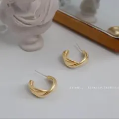 ツイスト ゴールド ピアス 曲線 華やか 大人 幾何学 レトロ