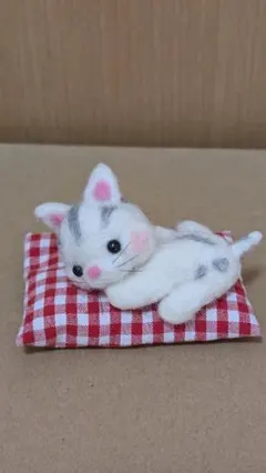 羊毛フェルト 猫 ギンガムチェッククッション ハンドメイド