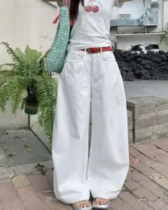 ホワイトデニムワイドパンツ レッドベルト付き