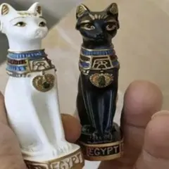 ゴッドオーナメント猫の置き物　白猫　黒猫２体セット