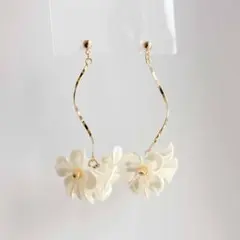 ホワイトフラワー＆パール ピアス★ゴールド★ブライダルウェディング結婚式