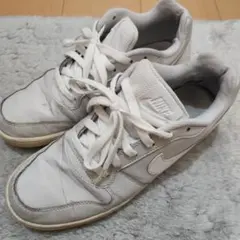 Nike ホワイトスニーカー