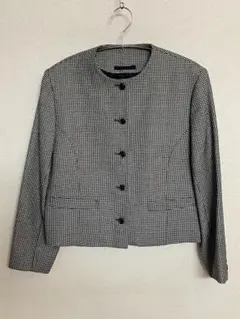 白と黒の細かい千鳥格子柄が特徴的な レトロなレディースのノーカラージャケット