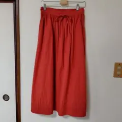 赤いフレアロングスカートのサムネイル